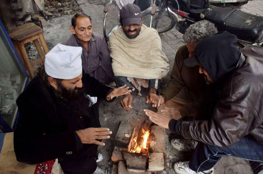لاہور: سردی کی شدت کوکم کرنے کیلئے شہری آگ تاپ رہے ہیں۔
