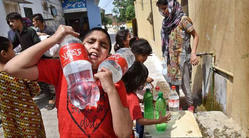 راولپنڈی: پانی کی قلت کے باعث بچے بوتلوں میں پینے کے لیے ..