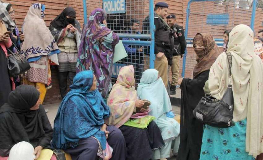 لاہور: چیف جسٹس پاکستان سے داد رسی کے لیے آنے والی خواتین ..