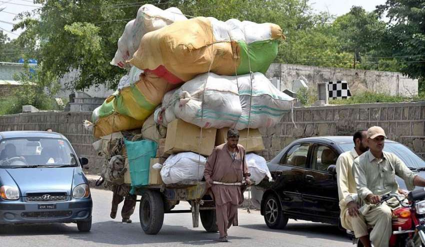راولپنڈی: مزدو ہتھ ریڑھی پر سامان لادھے اپنے منزل کی جانب ..
