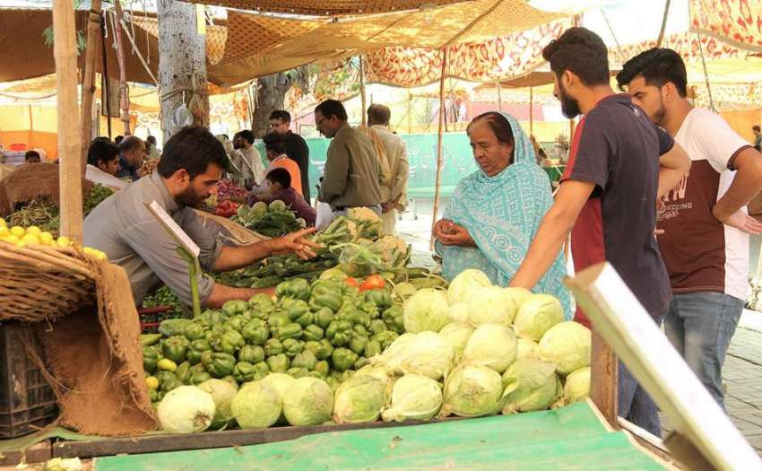 لاہور: ایک خاتون سستے رمضان بازار سے سبزی خرید رہی ہے۔