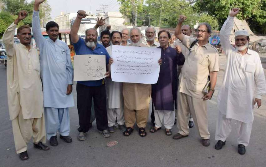 لاہور: نجی بینک کے پینشنرز اپنے مطالبات کے حق میں پریس کلب ..
