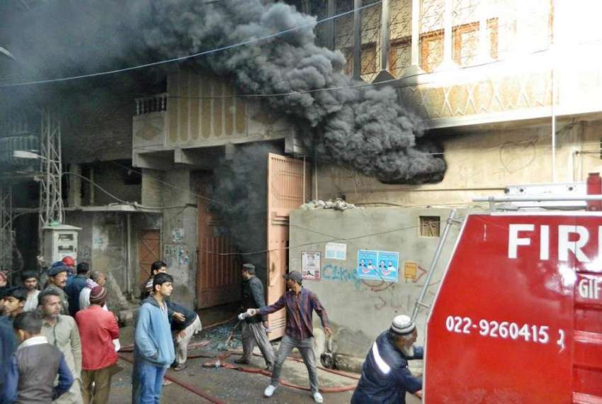 حیدر آباد: ریسکیو اہلکار پلاسٹک فیکٹری میں لگی آگ پر کابو ..