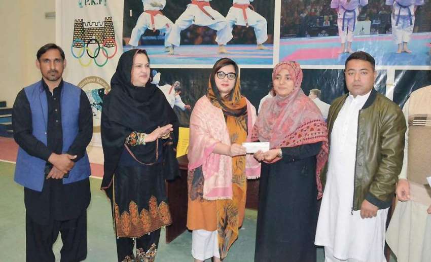 پشاور: رکن صوبائی اسمبلی ڈاکٹر سمیرا شمس کھلاڑیوں میں تعلیمی ..
