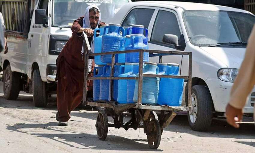 راولپنڈی: محنت کش ہتھ ریڑھی پر پینے کے لیے پانی کے کین رکھے ..
