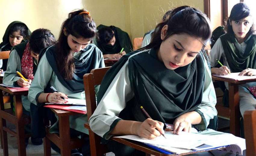 حیدر آباد: 10ویں کے سالانہ امتحانات کے موقع پر طالبات پرچہ ..