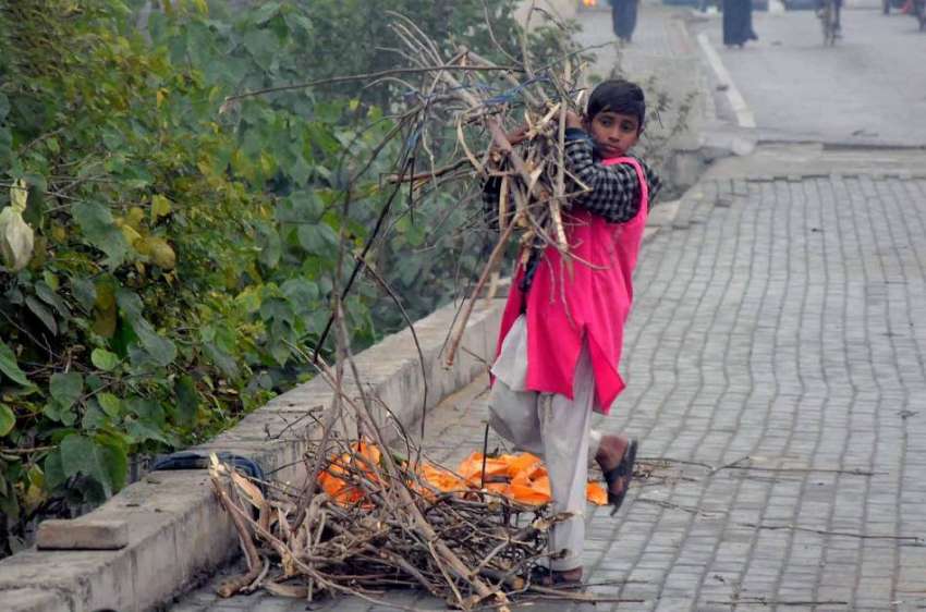 راولپنڈی: سردی کے اضا نے کے باعث ایک بچہ  آگ جلانے کےلئے لکڑیاں ..
