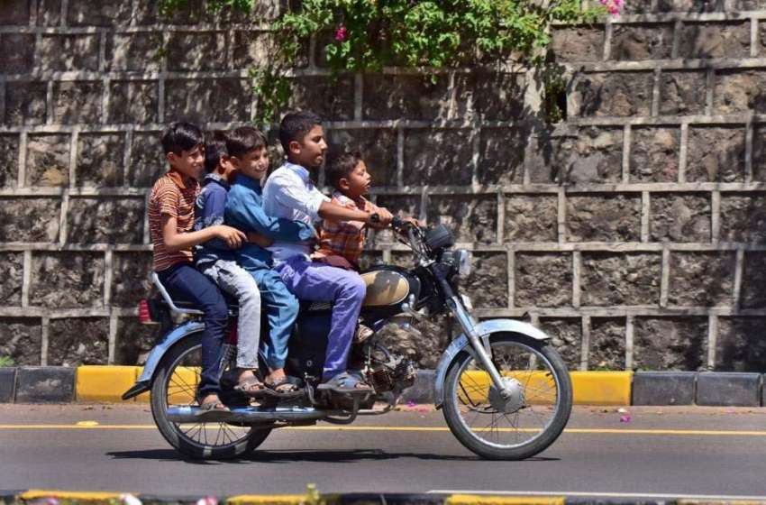اسلام آباد: ٹریفک پولیس کی نا اہلی، ایک نوجوان بچہ موٹر سائیکل ..