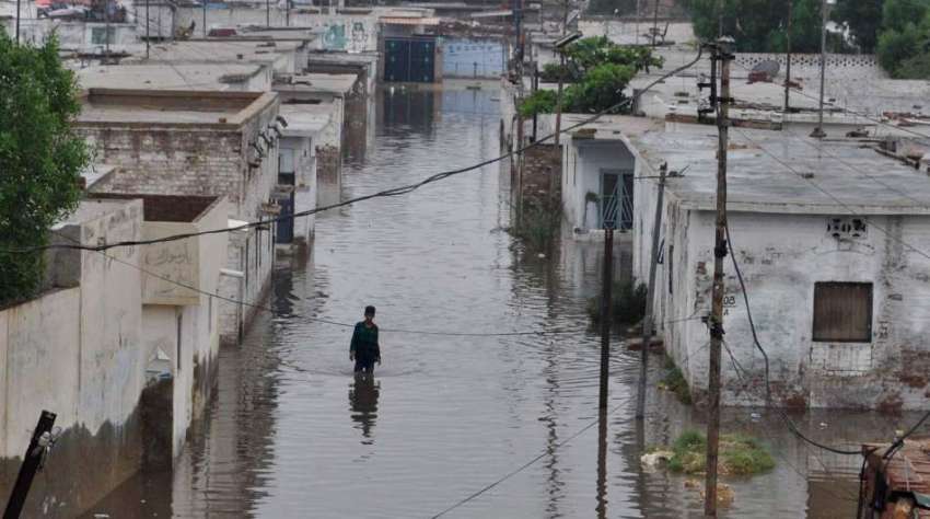 حیدر آباد: شہر میں ہونیوالی بارش کے بعد پانی گھروں میں داخل ..