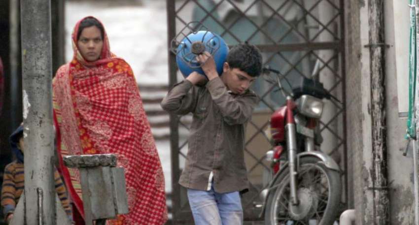 اسلام آباد: سوئی گیس کی قلت کے باعث ایک بچہ گیس کا سلنڈر فل ..