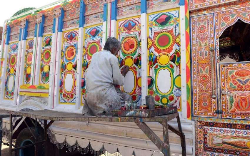 راولپنڈی: ایک آرٹس ٹرک پر پینٹنگ کرنے میں مصروف ہے۔