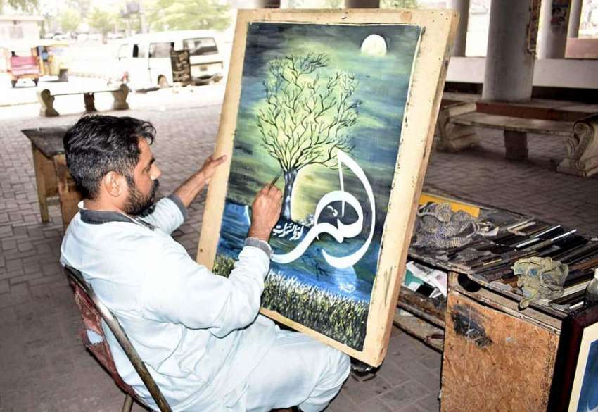 فیصل آباد: آرٹسٹ کینوس پر پینٹنگ بنانے میں مصروف ہے۔