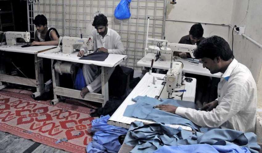 راولپنڈی: عید کی تیاریوں میں مصروف درزی کپڑوں کی سلائی میں ..