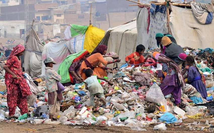 حیدرآباد: لطیف آباد میں کچرے سے قیمتی سامان تلاش کرنے والے ..