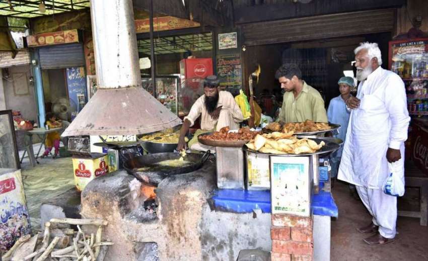 فیصل آباد: دکاندار گاہکوں کو متوجہ کرنے کے لیے پکوڑے بنا ..