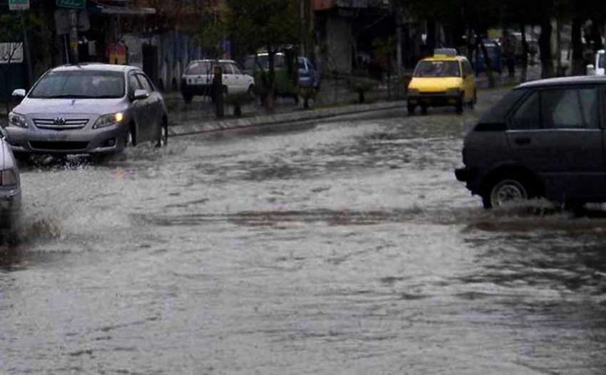راولپنڈی: سہ پہر کے وقت ہونیوالی بارش کے دوران گاڑیاں بارش ..