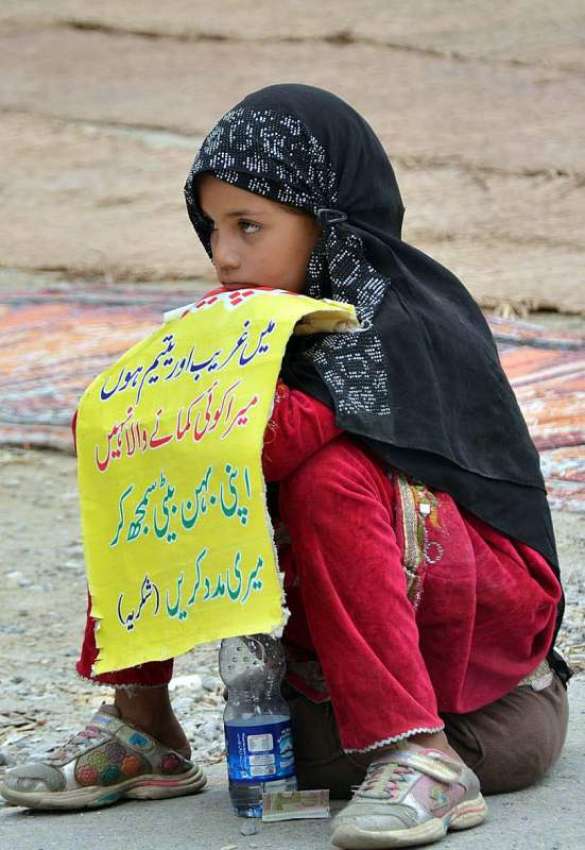 اسلام آباد: راہگیروں سے رحم کی اپیل  کرنے والی ایک نو عمر ..