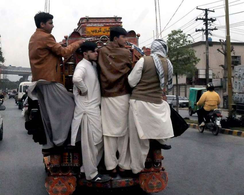 راولپنڈی: پبلک ٹرانسپورٹ پر شہری خطرناک انداز سے سفر کر ..