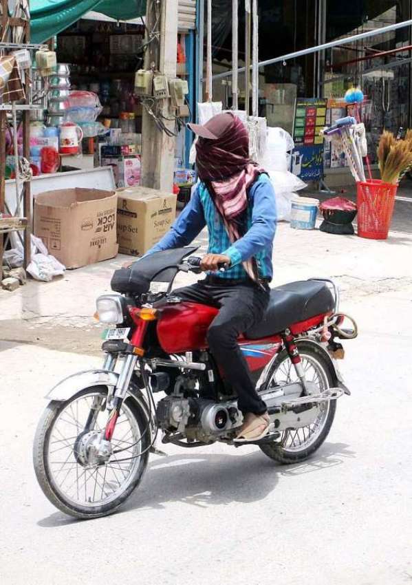بہاولپور: موٹر سائیکل سوار نے گرمی اور دھوپ کی شدت سے بچنے ..