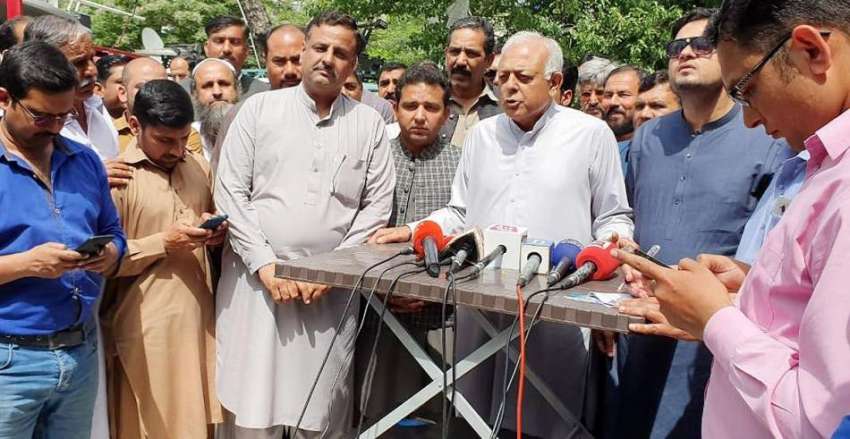 راولپنڈی: وفاقی وزیر پٹرولیم غلام سرور خان میڈیا سے گفتگو ..