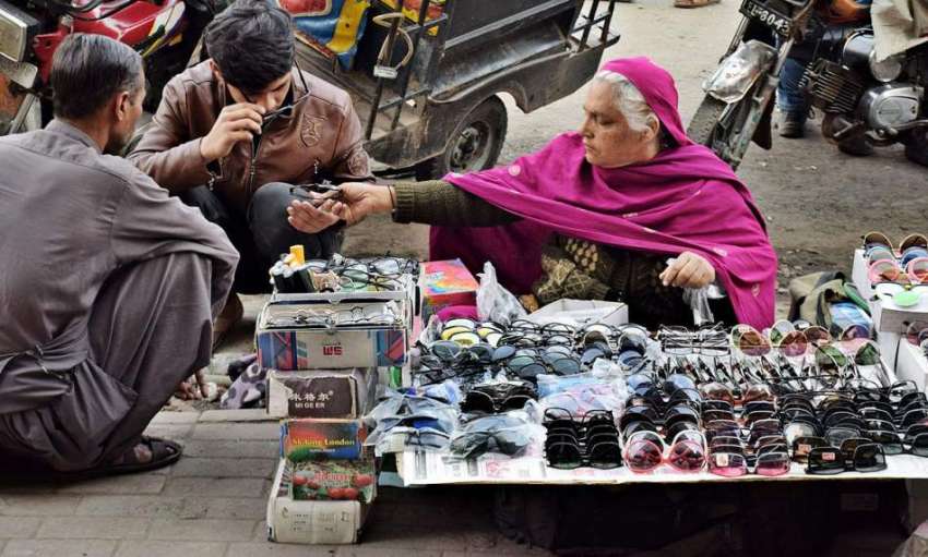 لاہور: ایک خاتون اپنے گھر والوں کا پیٹ پالنے کے لیے عینکیں ..