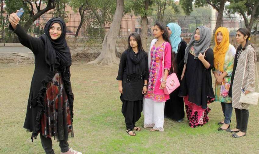لاہور: کلچرل کمپلیکس قذافی سٹیڈیم کے باہر آرٹ گروپ کی طالبات ..