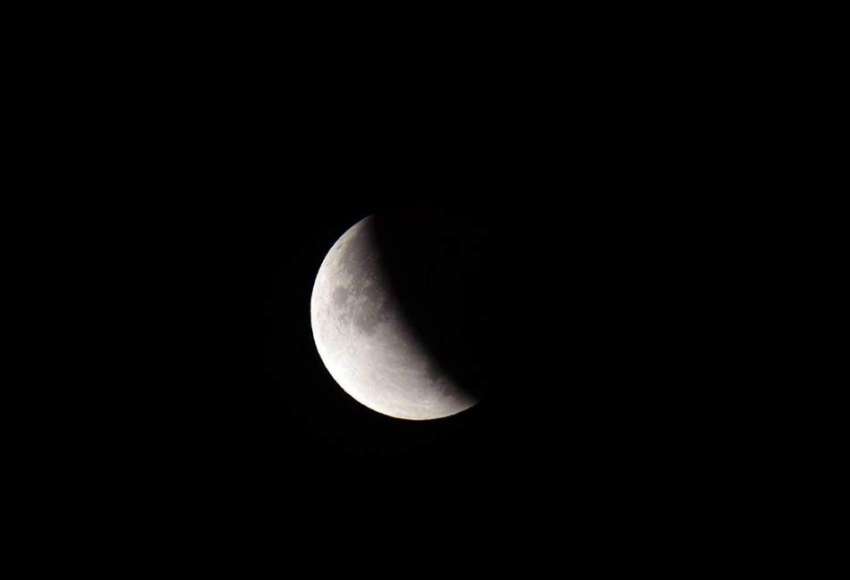 اسلام آباد: گزشتہ رات لگنے والے چاند گرہن کا منظر۔