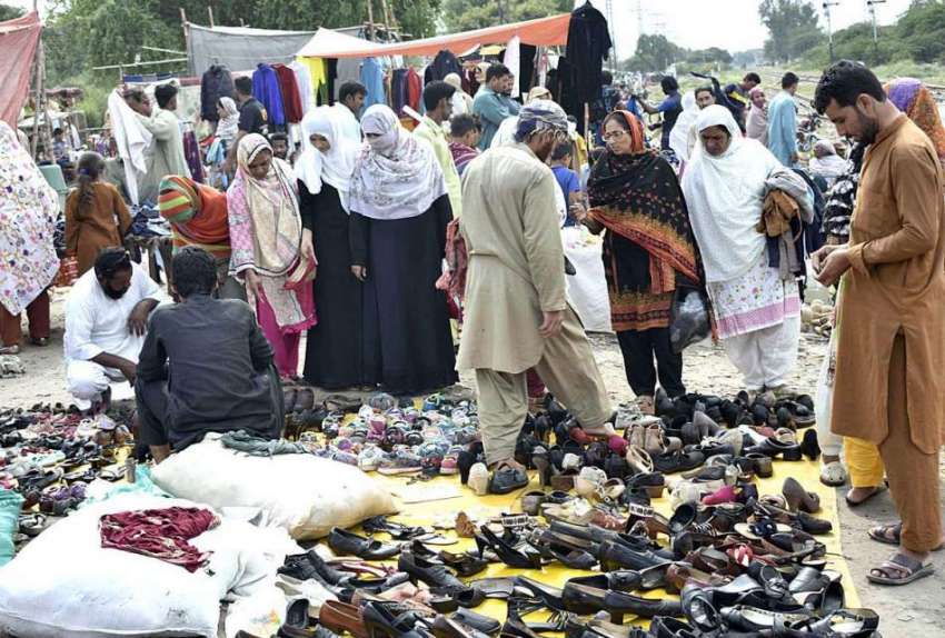 فیصل آباد: لنڈا بازار میں  جوتے اور ہینڈ بیگ خریدتے ہوئے ..