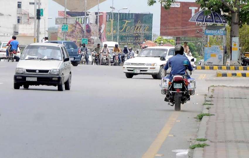 راولپنڈی: کچہری چوک کے قریب ٹریفک پولیس اہلکار ون کی طرف ..