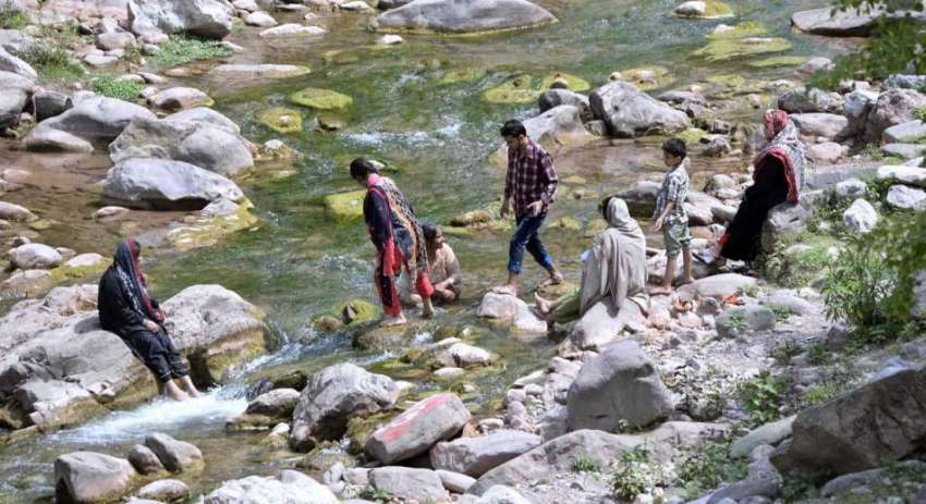 راولپنڈی: ایک فیملی گرمی کی شدت کم کرنے کے لیے پانی سے لطف ..