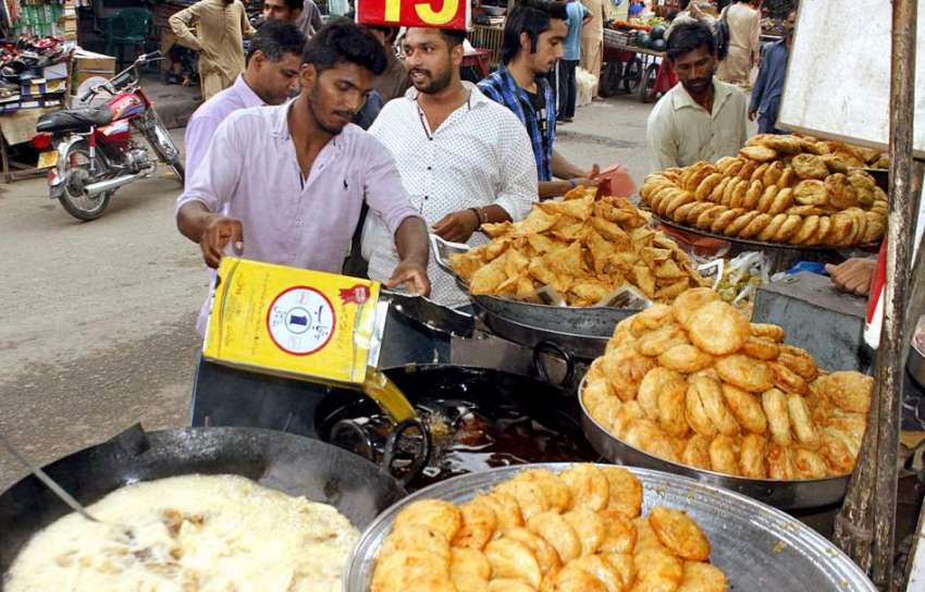 لاہور: دکاندار افطاری میں فروخت کے لیے سموسے اور کچوریاں ..