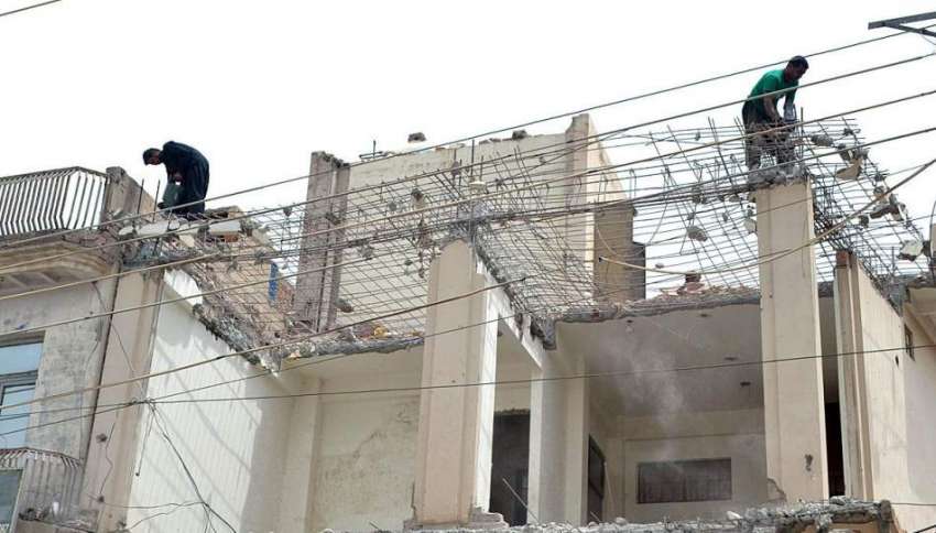 ملتان: مزدور تجاوزات کے خلاف آپریشن کے دوران عمارت کو مسمار ..