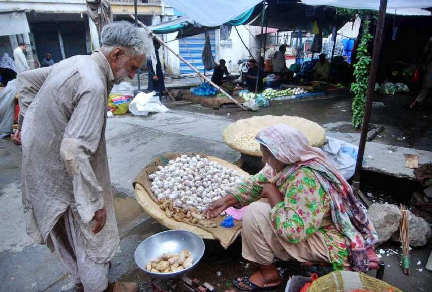 راولپنڈی: محنت کش خاتون گھر کی کفالت کے لیے ادرک اور لہسن ..
