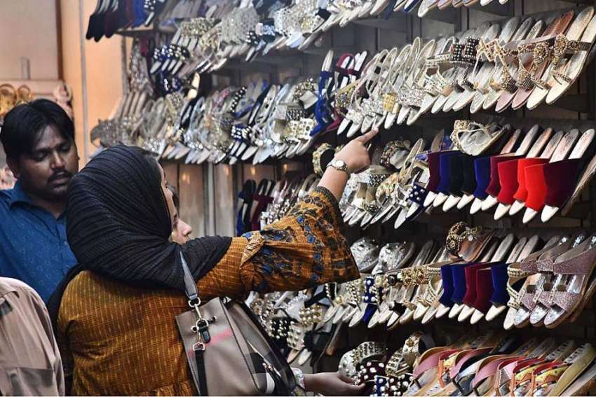 ملتان: عید کی تیاریوں میں مصروف خواتین جوتے خرید رہی ہیں۔