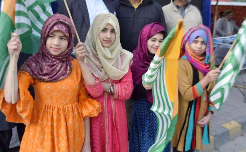 لاہور: مال روڈ پر بچیاں آزاد کشمیر کا پرچم تھامے کھڑی ہیں۔