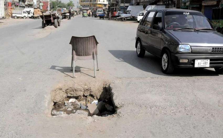راولپنڈی: گنجمنڈی روڈ پر کھلا مین ہول کسی حادثے کا سبب بن ..