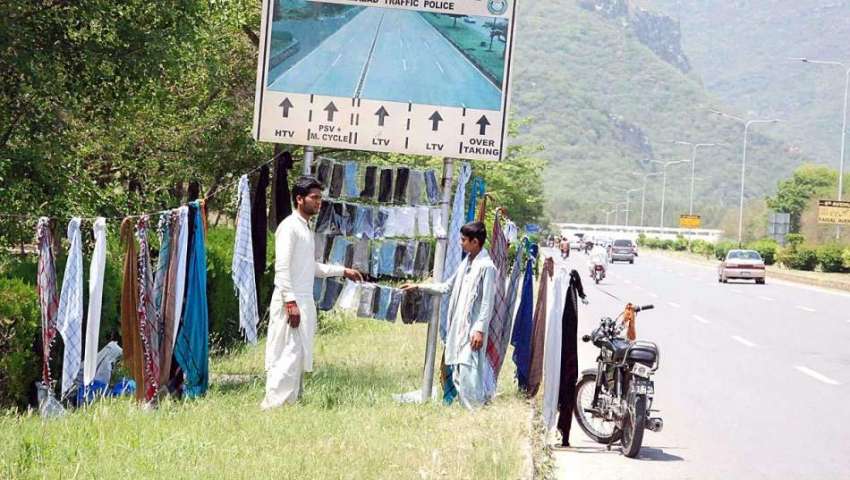 اسلام آباد: دکاندار سڑک کنارے دھوپ سے بچاؤ کے لیے رومال فروخت ..
