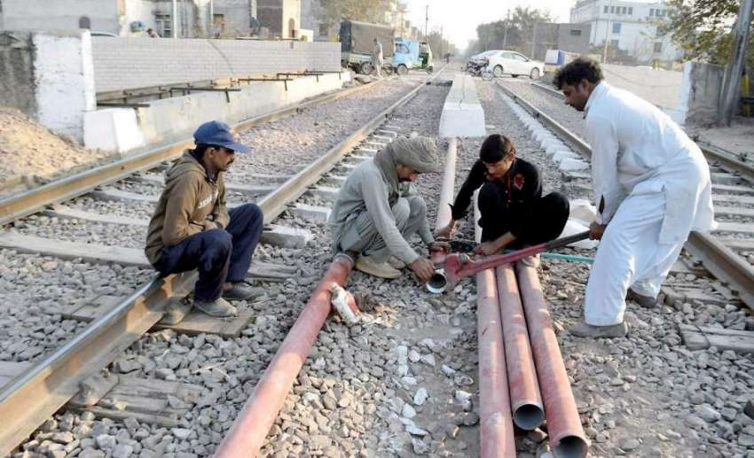 لاہور: دھرم پورہ ریلوے لائنوں پر مزدور کام میں مصروف ہیں۔