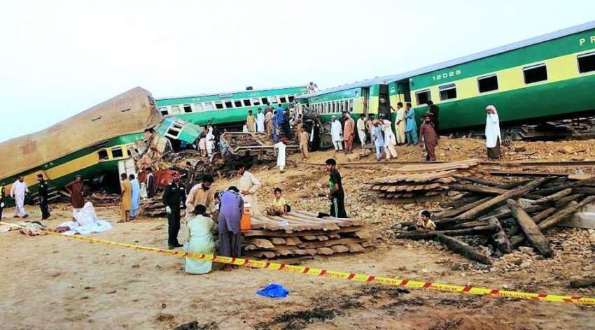 بہاولپور: ریسکیو اہلکارصادق آباد ٹرین حادثہ کے بعد امدادی ..