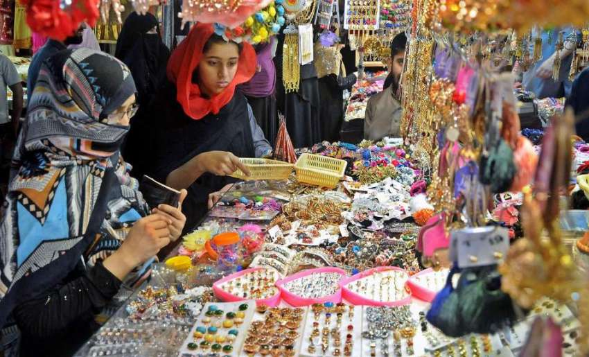 راولپنڈی: موتی بازار میں خواتین عید کے لیے جیولری خرید رہی ..