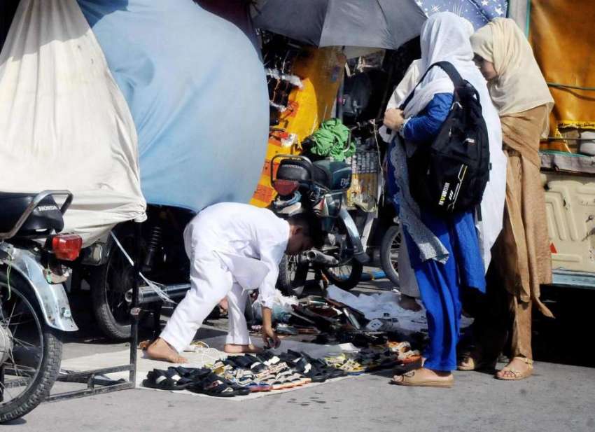 راولپنڈی: ہفتہ اور جمعہ بازار میں خواتین ایک سٹال سے خریداری ..