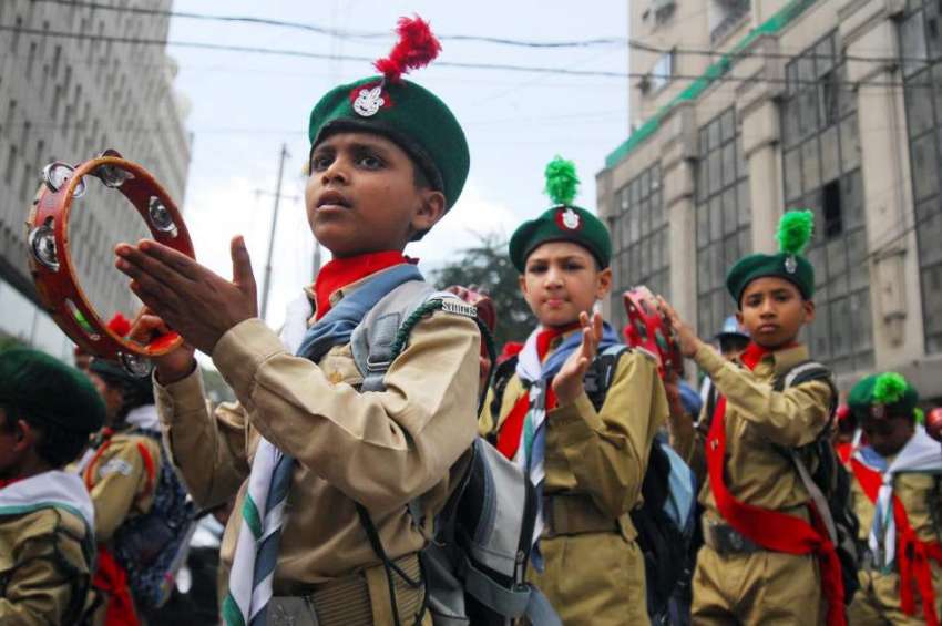 کراچی: سکاؤٹ بچے پاک آرمی کے حق میں ریلی نکال رہے ہیں۔