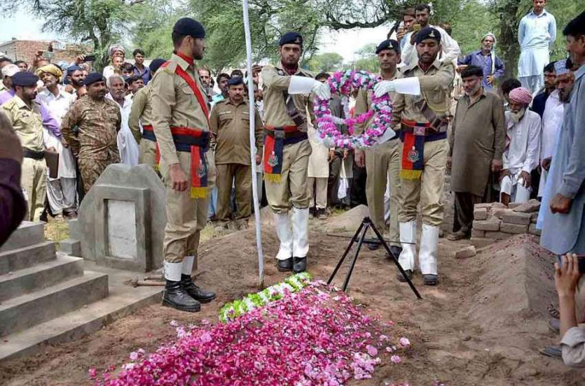 چنیوٹ: نائب صوبیدار شہید عبدالجبار کھوکھر کی تدفین کے بعد ..