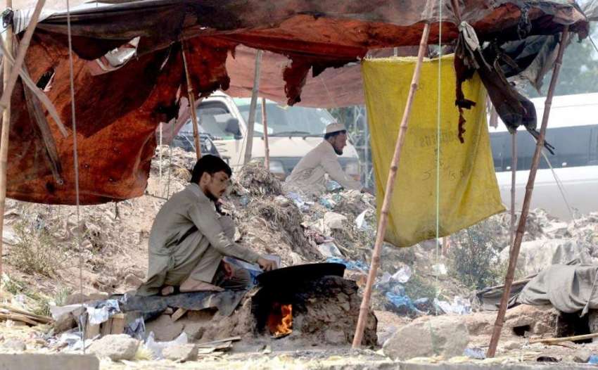 راولپنڈی: محنت کش بھٹی پر چنے بھون رہے ہیں۔