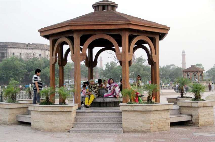 لاہور: خوشگوار موسم میں گریٹر اقبال پارک میں سیر کے لیے آنے ..