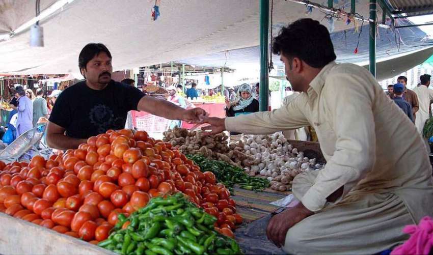 اسلام آباد: شہری ہفتہ وار منگل بازار سے سبزیاں خرید رہے ہیں۔