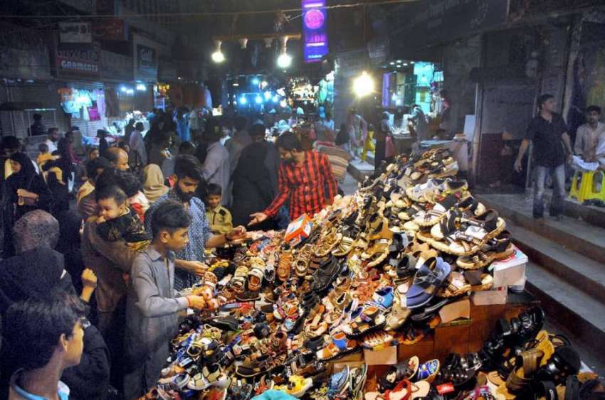 حیدر آباد: عید کی تیاریوں میں مصروف شہری جوتے پسند کر رہے ..
