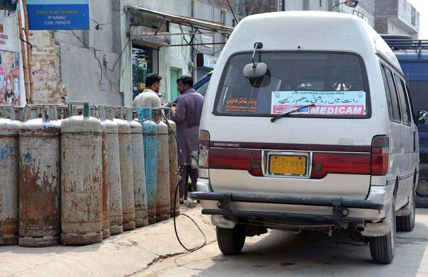 فیصل آباد: غیرقانونی طور پر گاڑی میں سی این جی سلنڈر میں ..