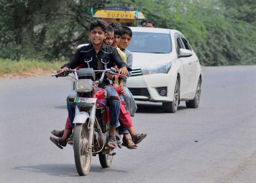 ملتان: ٹریفک پولیس کی نا اہلی کمسن بچے موٹر سائیکل پر سفر ..