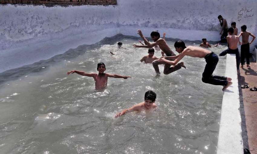 راولپنڈی: گرمی کی شدت کم کرنے کے لیے بچے مقامی سوئمنگ پول ..